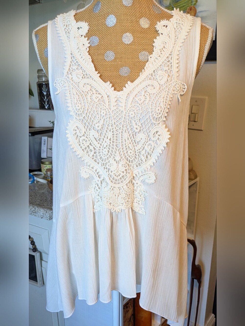 CY Brand White Lace Embroidered Sleeveless Blouse – Beautiful Small
